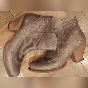 Neosens heeled leather booties